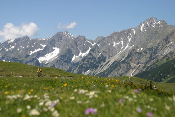 在欧洲阿尔卑斯山骑车图片下载