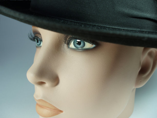 一个戴着黑帽子的娃娃的头图片下载