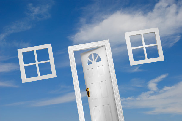 门窗漂浮在天空图片下载