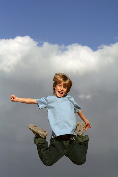 飞得很高(见下面更多的跳跃图片)图片下载