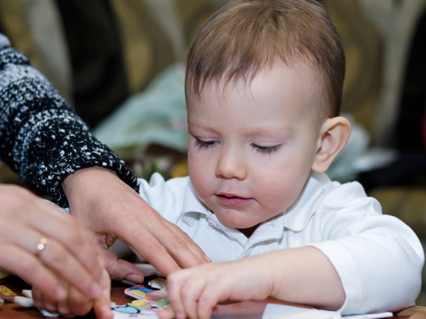 小男孩喜欢拼图图片下载