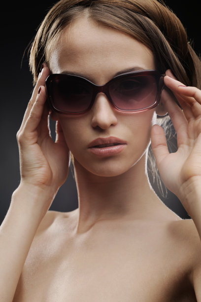 戴着墨镜的性感女孩图片下载