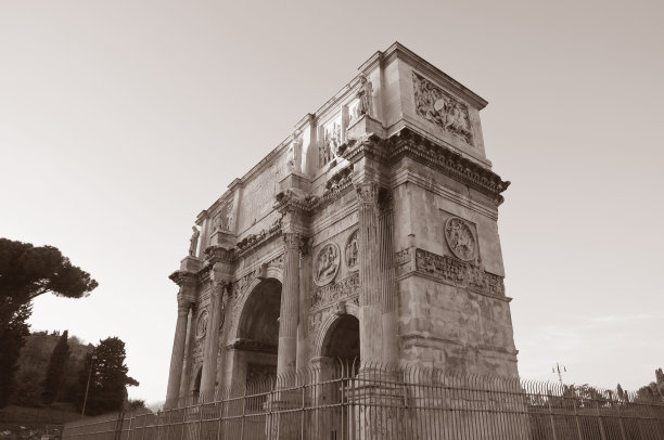 君士坦丁拱门的单色图片下载