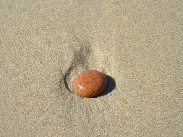 沙子里的卵石图片下载