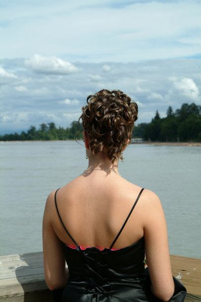 警惕的毕业生图片下载