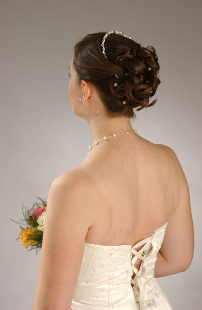 新娘-用珍珠发夹盘发图片下载