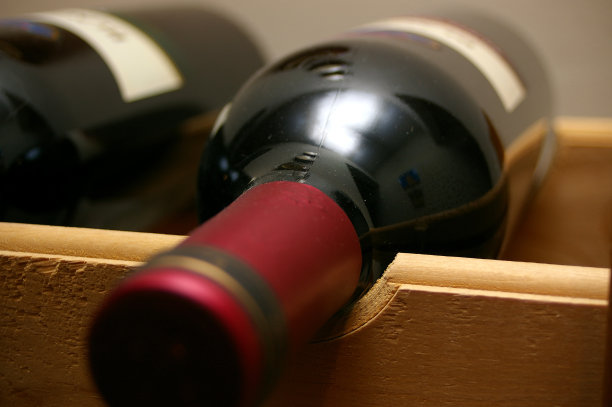 架子上的酒瓶图片下载