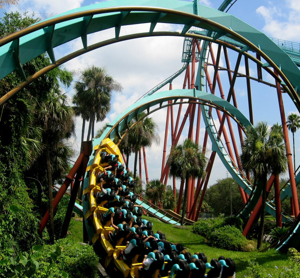 云霄飞车与乘客在热带设置的特写素材图片