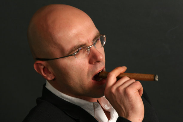 抽雪茄的男人图片下载