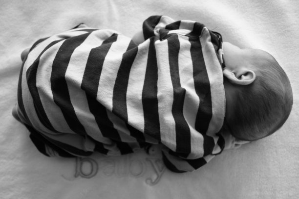 婴儿蜷缩图片下载