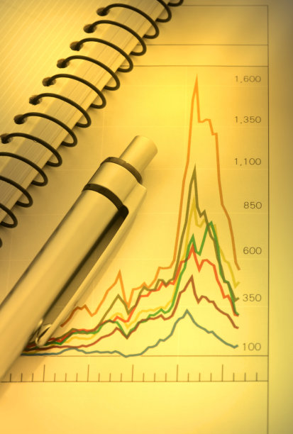 把笔和笔记本放在图表上图片下载