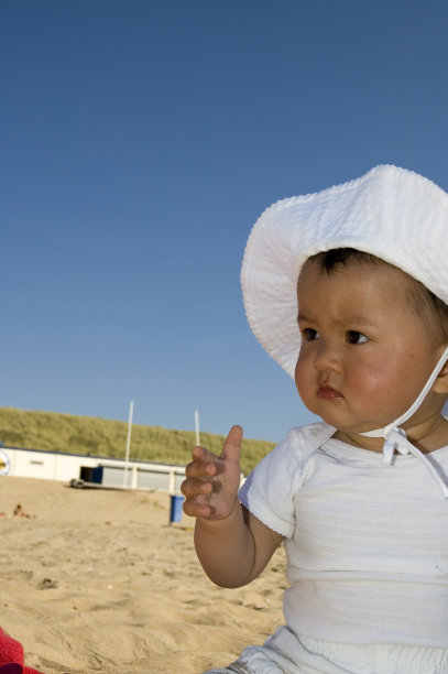 戴帽子的小女孩图片下载