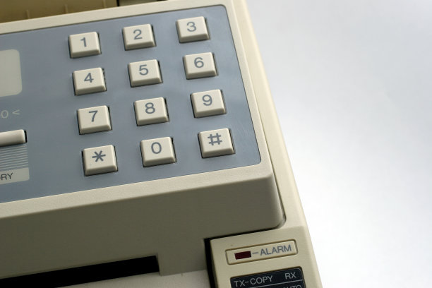 白色背景上的计算器特写镜头图片下载