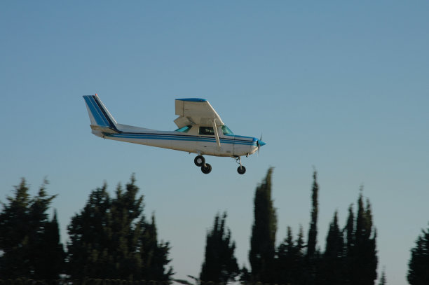 一架塞斯纳飞机在森林降落的航拍照片图片下载
