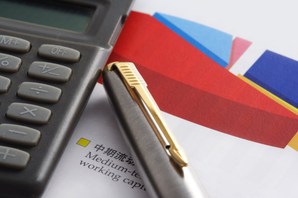 饼图上的笔和计算器图片下载