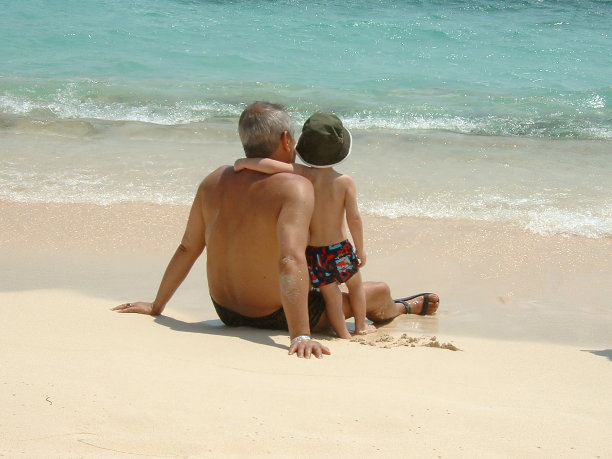 爷爷和孙子在海滩上图片下载