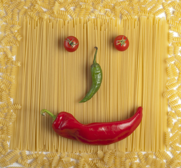 生意面配樱桃番茄。图片下载