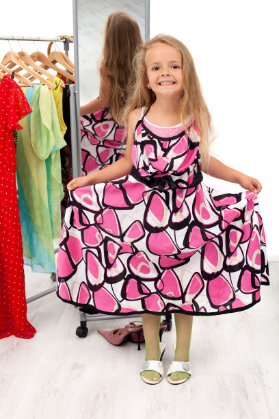 小女孩在试妈妈的衣服图片下载