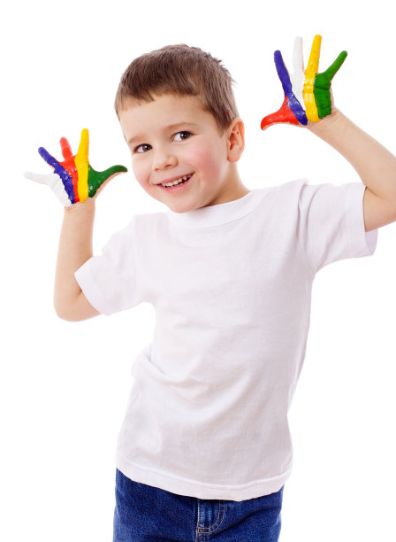 小男孩的手涂了颜色图片下载
