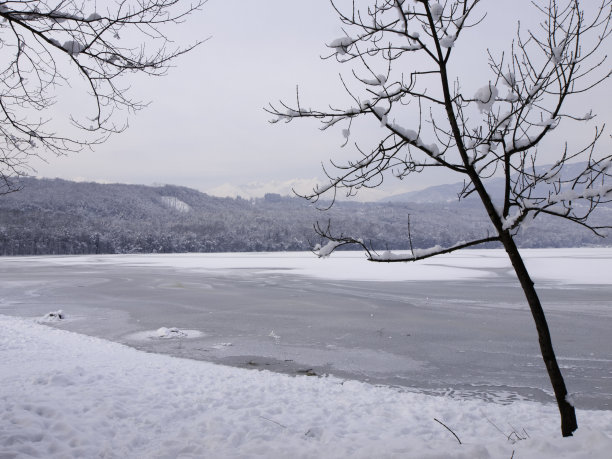 冻湖图片下载