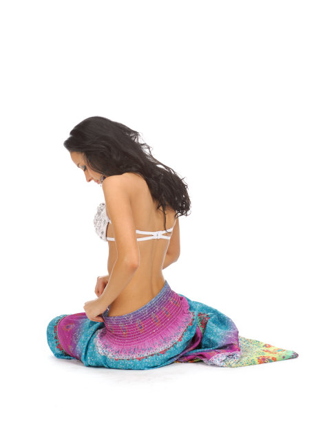 黑发女人坐着把裙子弄直了图片下载