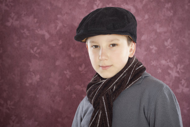 可爱的男孩穿着休闲的衣服图片下载