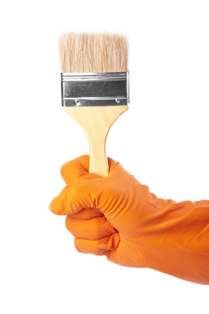 手拿橡皮手套握刷图片下载