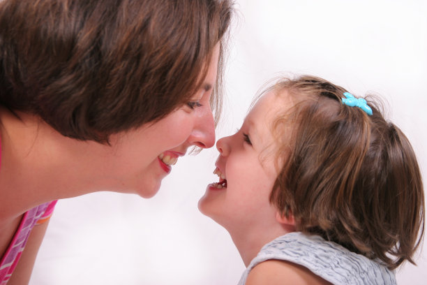 母女互蹭鼻子图片下载