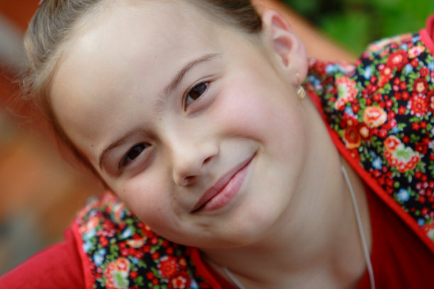 微笑的女孩图片下载