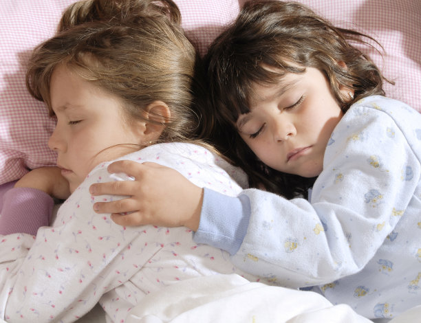 两个小女孩图片下载