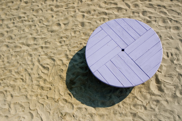 沙滩上的紫色桌子图片下载