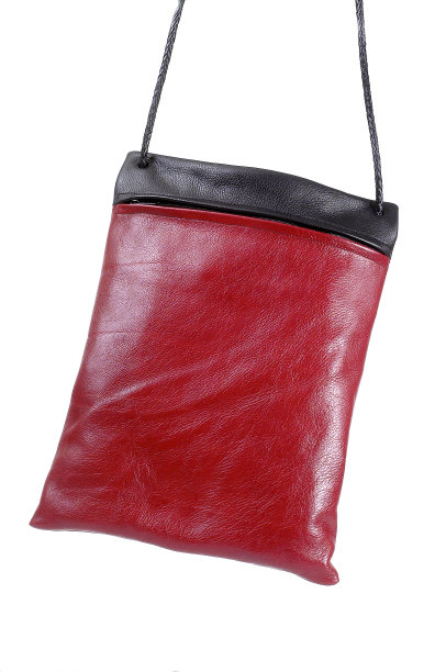 白色背景下红色钱包的特写镜头图片下载