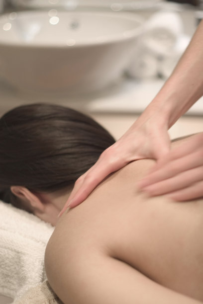 女人接受按摩图片下载