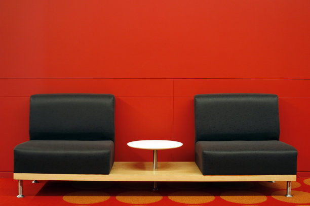 红色背景的椅子图片下载