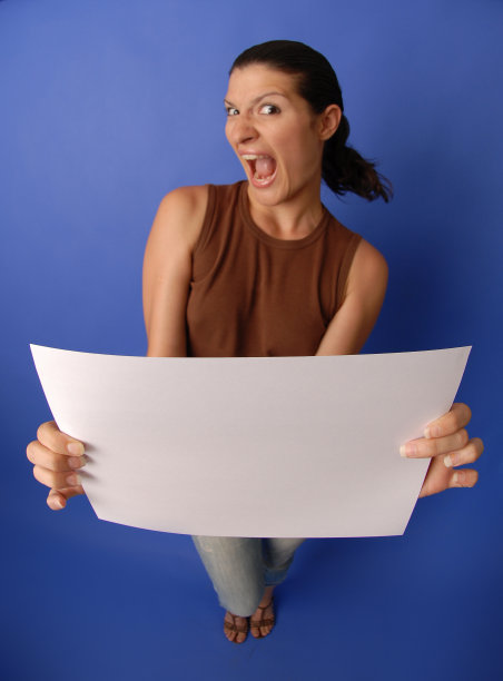 拿着白纸的女人#2图片下载