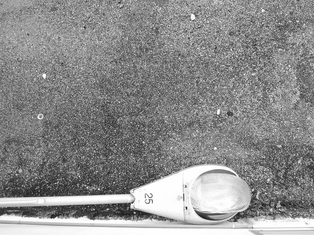 飓风过后，灯柱倒塌图片下载