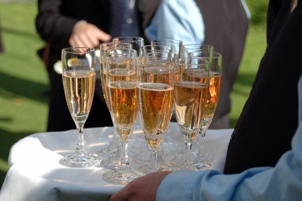 服务员服务香槟图片下载