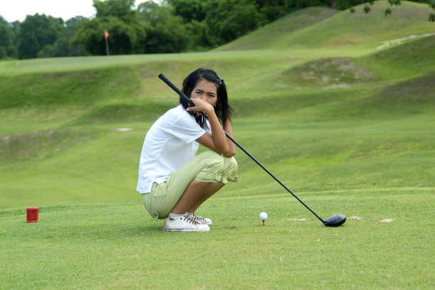 年轻的女高尔夫球手休息图片下载
