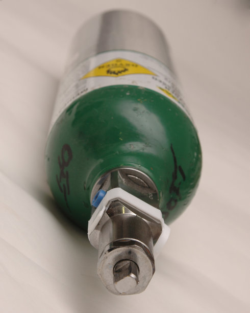 绿色和灰色的气罐图片下载