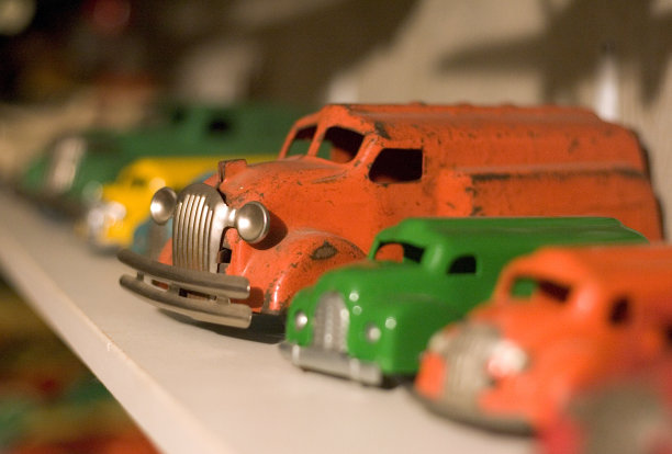 书架上陈列着古董橙、绿、黄的汽车图片下载