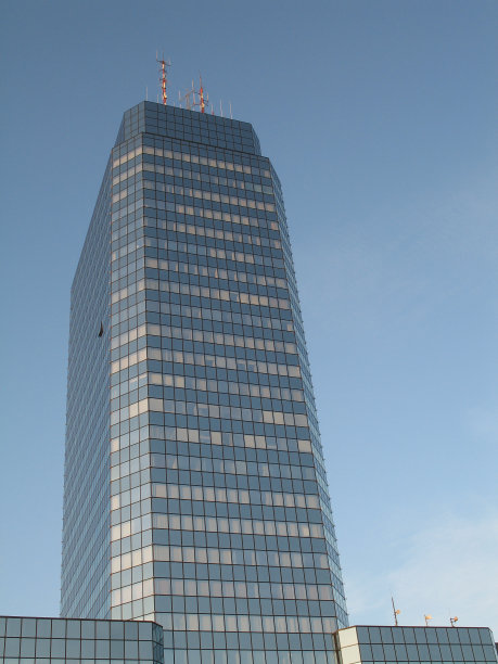 华沙的蓝色办公大楼图片下载