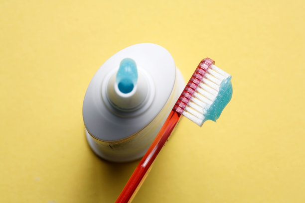 红色牙刷和牙膏管图片下载