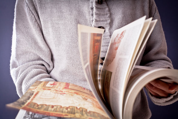 翻阅一本书的人图片下载