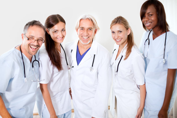 给微笑的医生和同事拍照图片下载