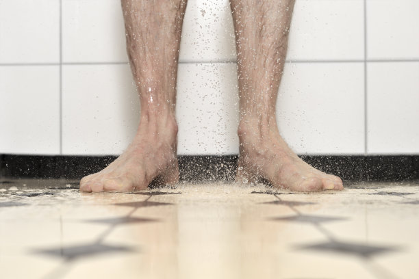 在崭新的浴室里洗澡图片下载