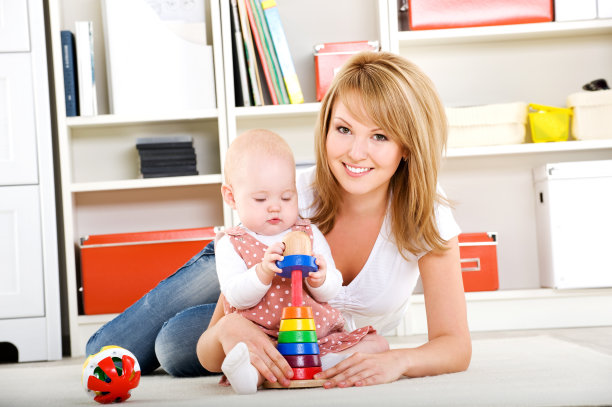 宝宝和妈妈玩玩具图片下载