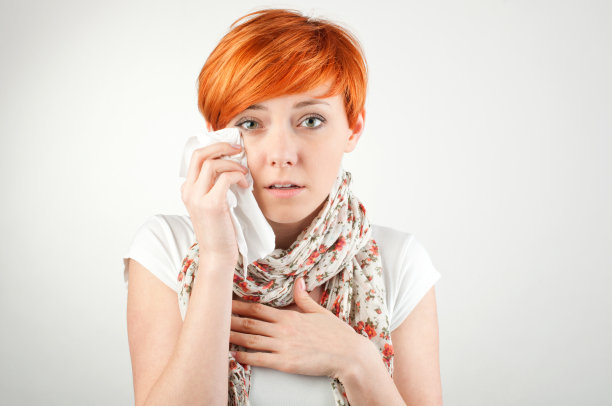 悲伤的女人拿着手帕图片下载