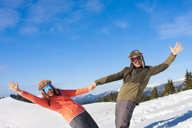 滑雪度假的快乐夫妇图片下载
