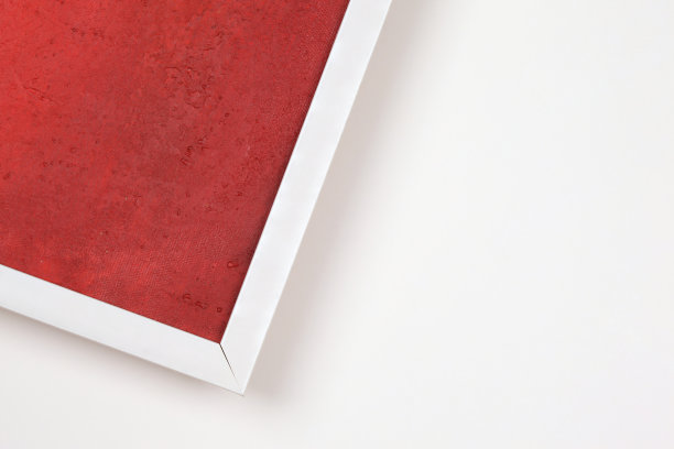 白色背景上的部分红色画框。图片下载
