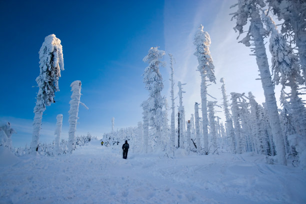 冬天的山徒步旅行图片下载